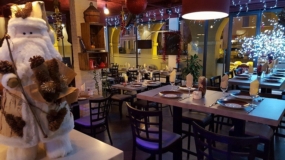 Salle du restaurant La Viguerie, tables dressées, ambiance chaleureuse